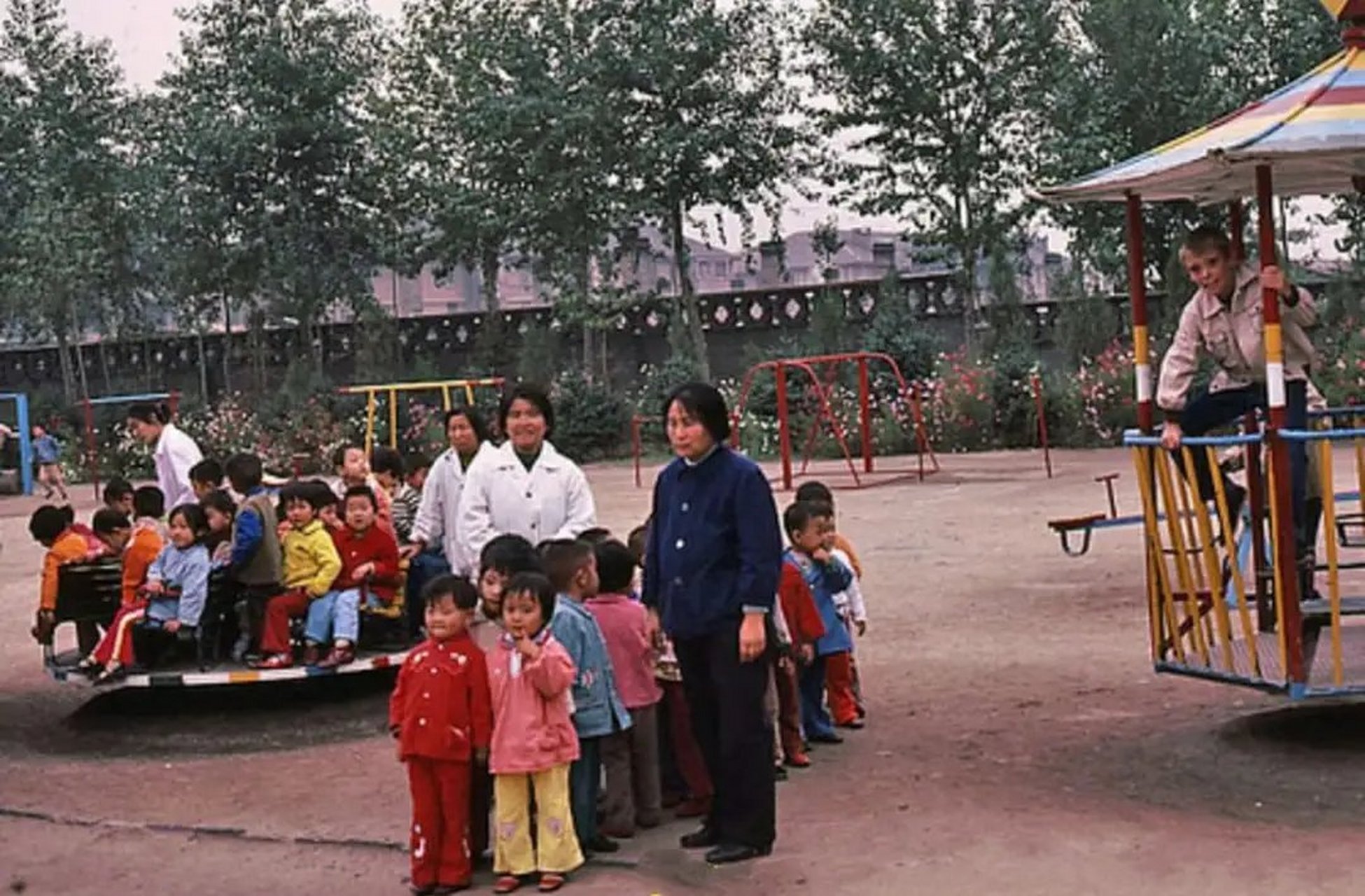 80年代的大同,一所幼儿园里,在老师的带领下,一群孩子乖乖围坐在一个