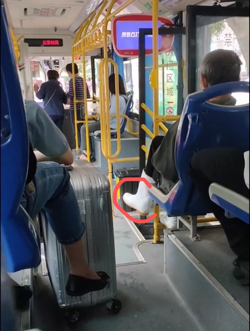 福建福州:这位大爷太过分,守在公交车通道上,专门蹭女乘客的腿