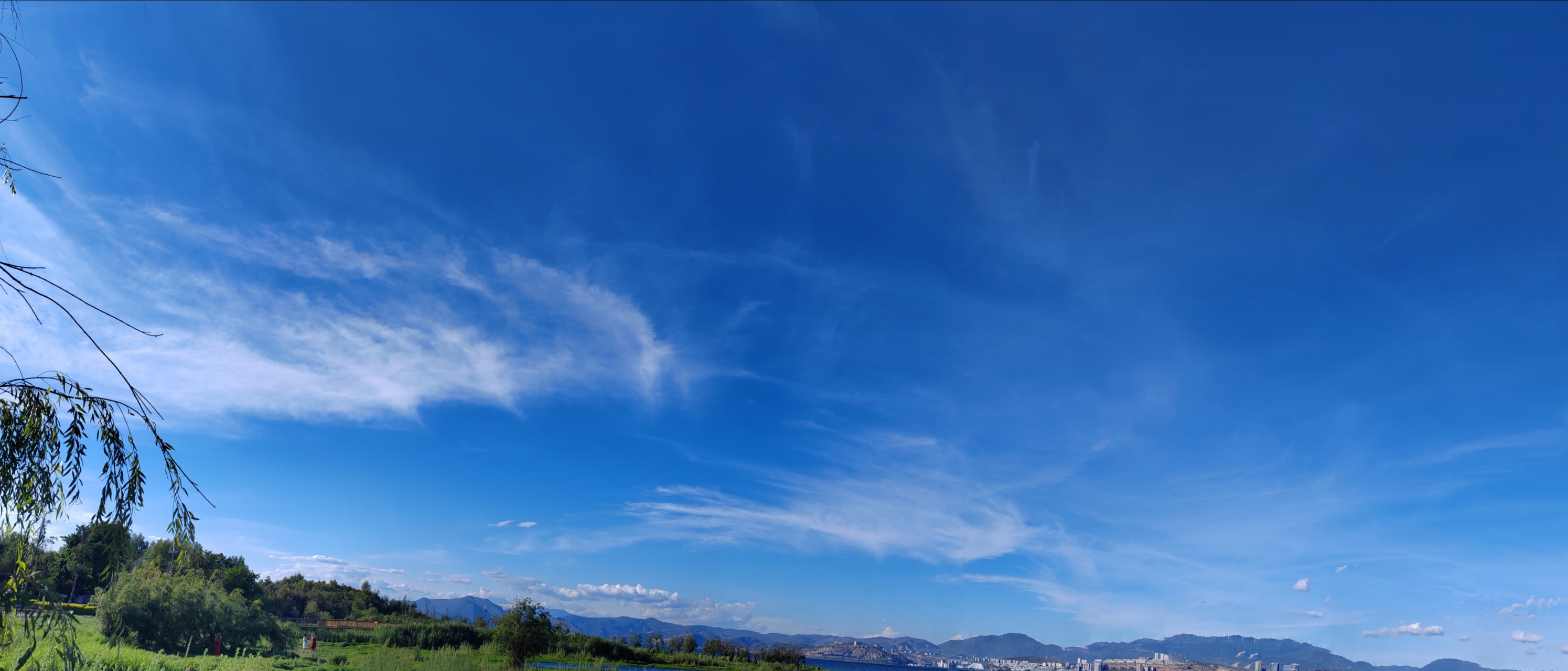 大理自然风光摄影图片,洱海蓝天白云全景图