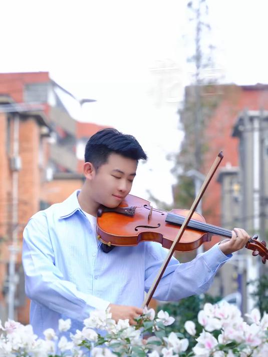 在花海中拉起小提琴,弦音与花香交织,仿佛连空气都变得温柔