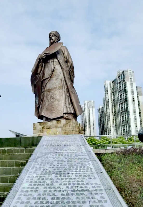 河南南阳卧龙岗诸葛亮像(左图) 湖北襄阳某广场诸葛亮像(右图)