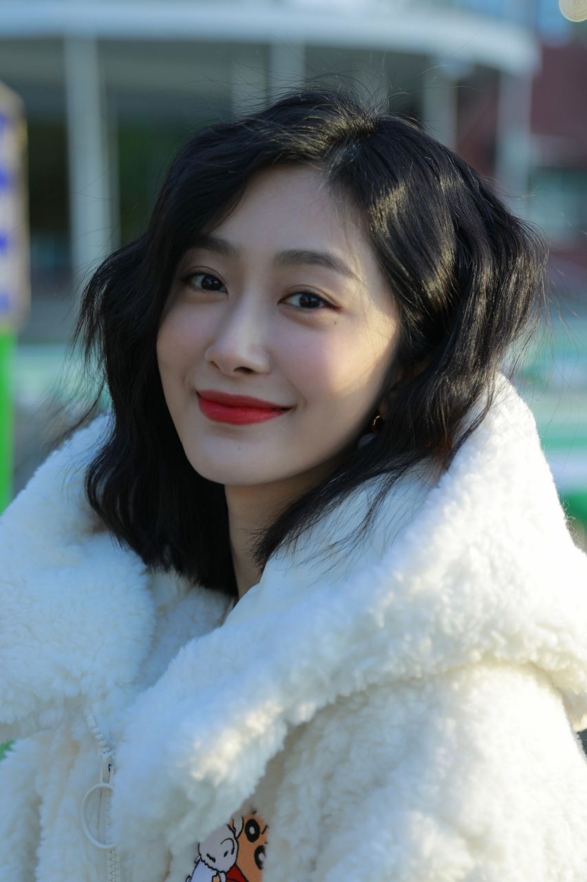 美女演员迟宁宁港风写真[鲜花]