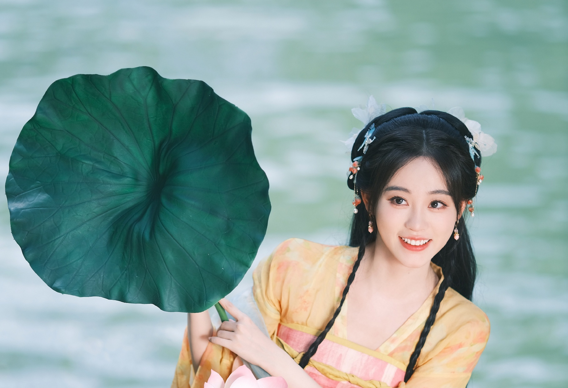 论祝绪丹与古装的适配度有多绝.这一组夏日荷池边古风写真图太美了.