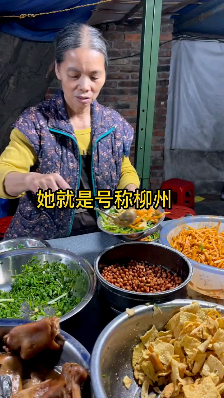 她就是号称柳州螺蛳粉女王的孙姐你敢相信吗她一天能卖出两千碗螺蛳粉