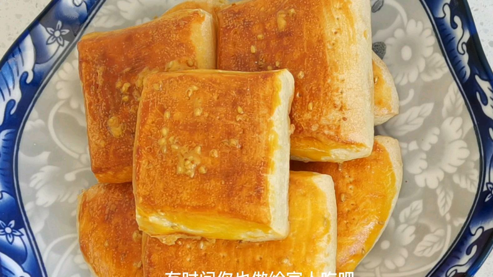 大饼干自己做健康无添加,表皮酥脆里面松软香甜,全家喜欢的美食