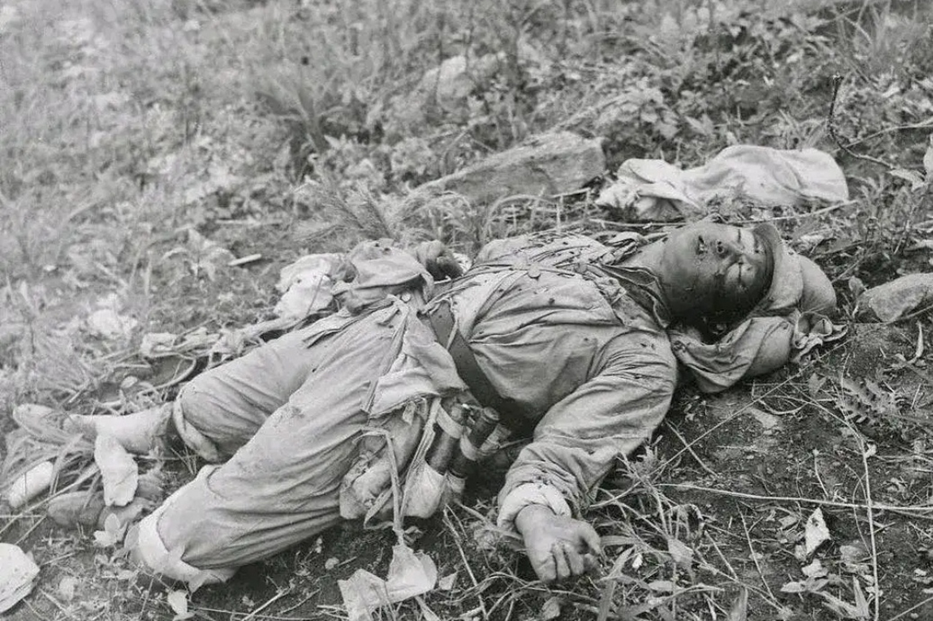 1952年,在上甘岭战役中,一名志愿军战士不幸中弹牺牲的照片.