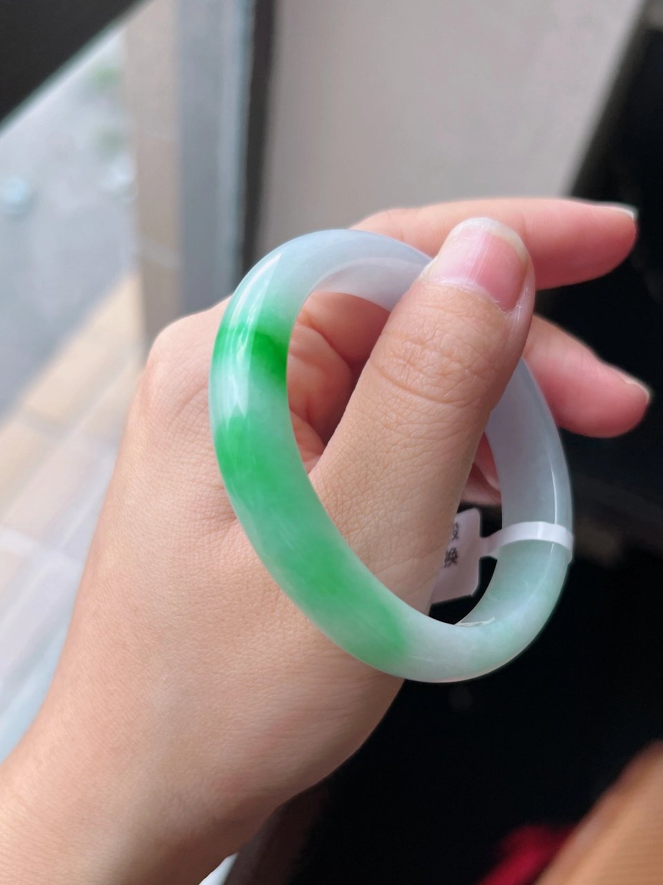 白底青飘阳绿贵妃翡翠手镯54圈口 尺寸:54*12*9.