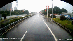 前车变道致后车撞栏 无接触算不算事故?定责结果给出答案