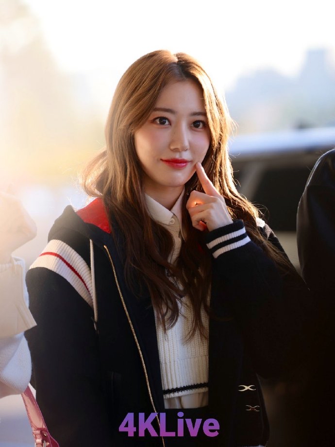 宫胁咲良今日机场图!学院风穿搭超吸睛