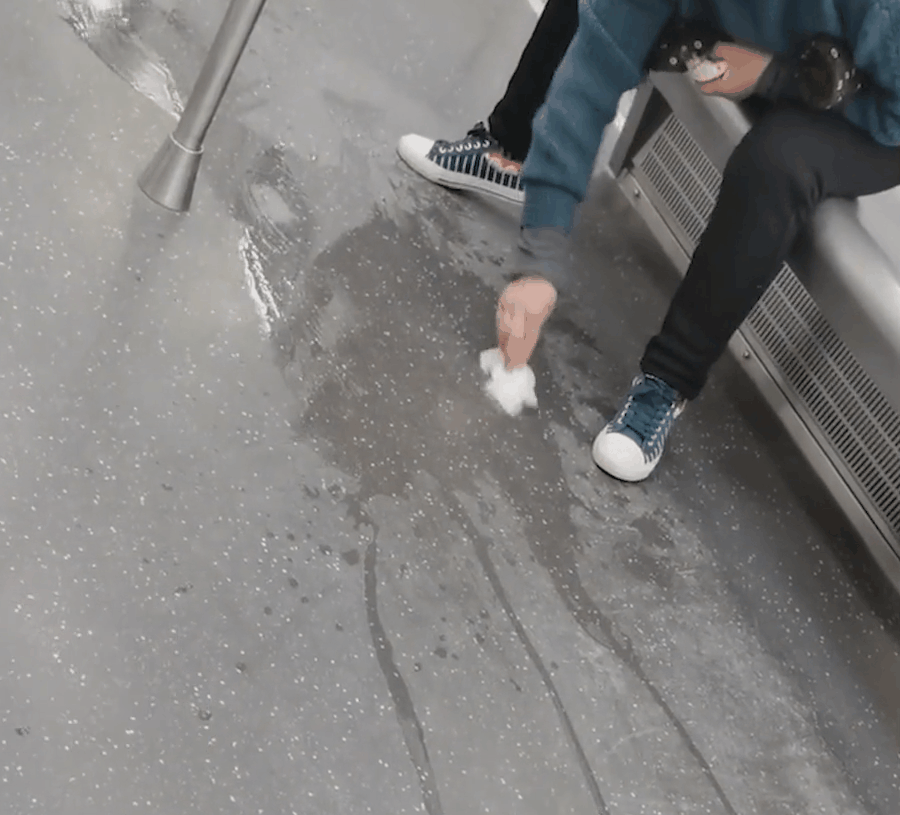 武汉地铁一阿姨不慎将水杯打翻为处理干净用手套反复擦拭