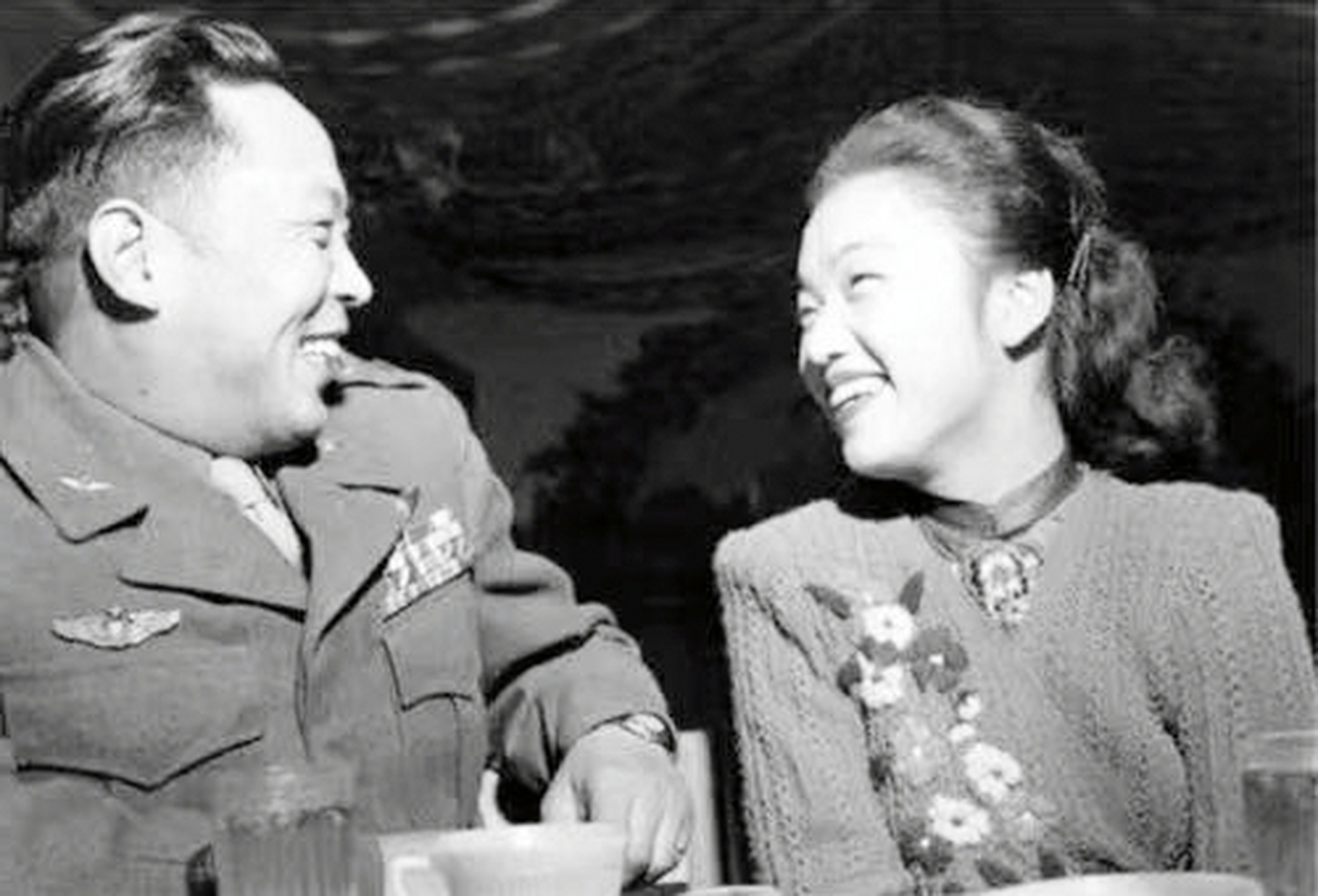 1919年,连长陈济棠看上戏子莫秀英,觉得她旺夫益子,于是向她求亲.