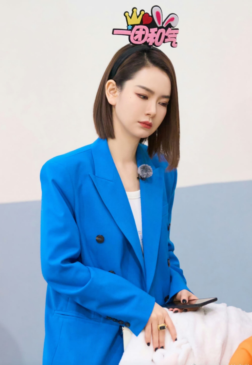 戚薇身穿宝蓝色西装搭配白色短袖,肤色更显白皙透亮,气质凸显新高度