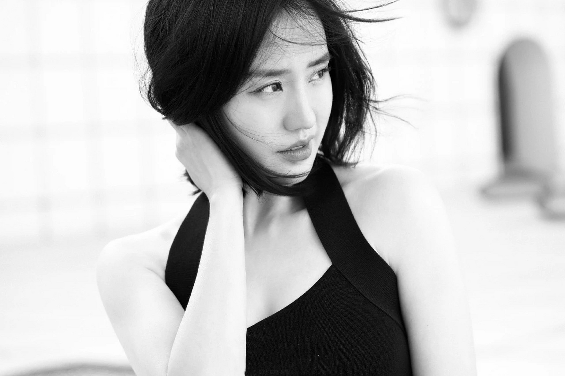 王智在娱乐圈中的身高虽不引人注目, 然而当她穿上那件迷人的黑色吊带