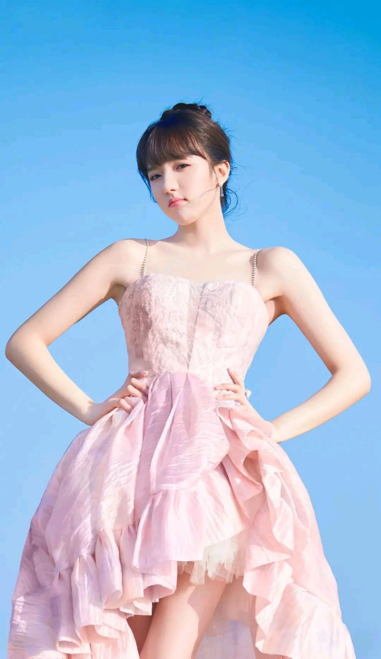 苏晓彤吊带连衣裙性感写真,一双大长腿吸睛无数!