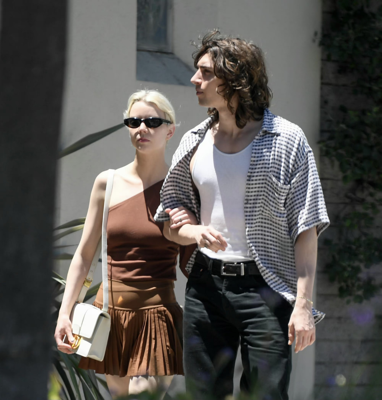 安雅anya taylor-joy和丈夫malcolm mcrae外出午餐街拍