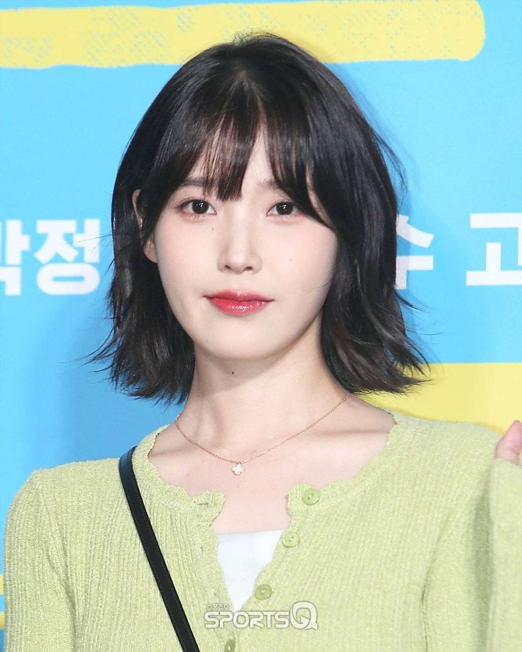 iu《走私》vip试映会新闻图,绿色开衫外套 一齐短发,利落清爽,甜美又