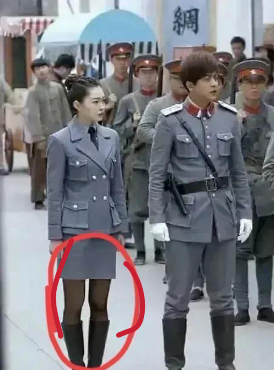 现在拍的抗日电视剧越来越离谱了,黑丝袜,白皮鞋及超短裙全部上阵,不