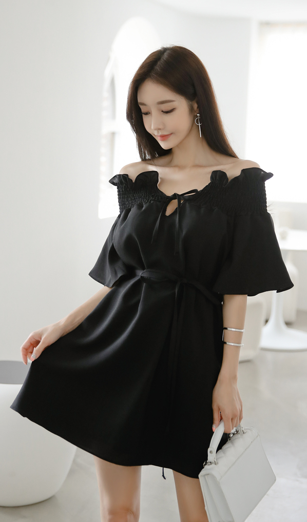 孙允珠韩国女神,黑色露肩性感连衣裙穿搭,清纯甜美