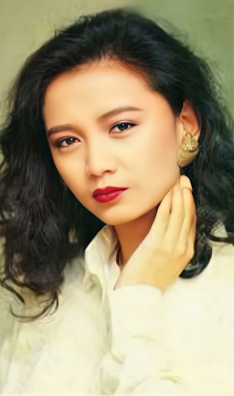 曾华倩有内美到外,自然的美,当年梁朝伟非常喜欢她.
