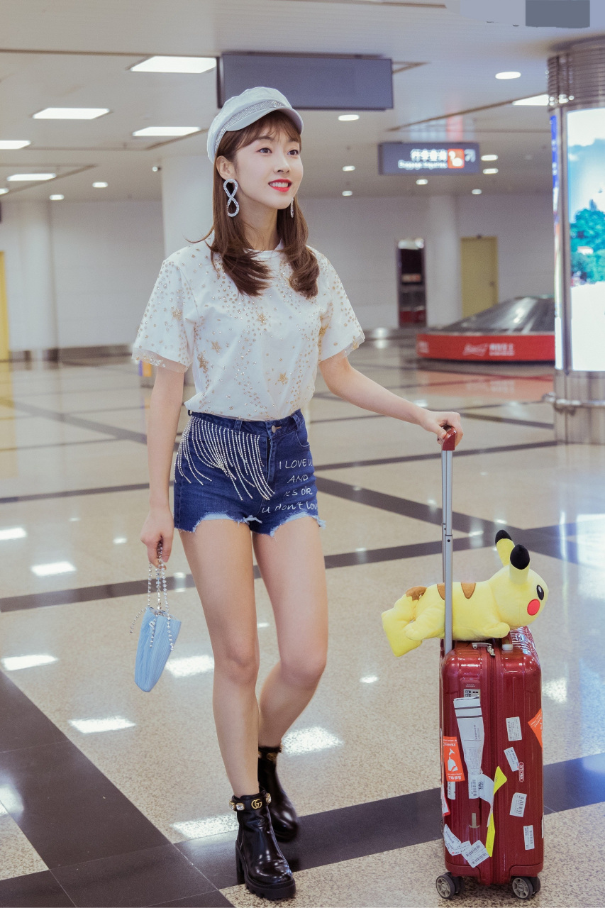 宣璐蓝色牛仔短裤现身机场,美腿修长,古灵精怪#明星生图大赏