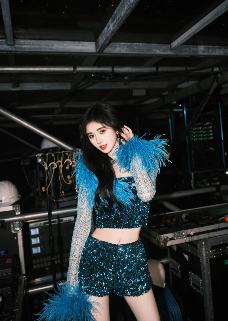 丝芭家族搞了个十周年演唱会,按理说鞠婧祎作为公司最出名的艺人,应该