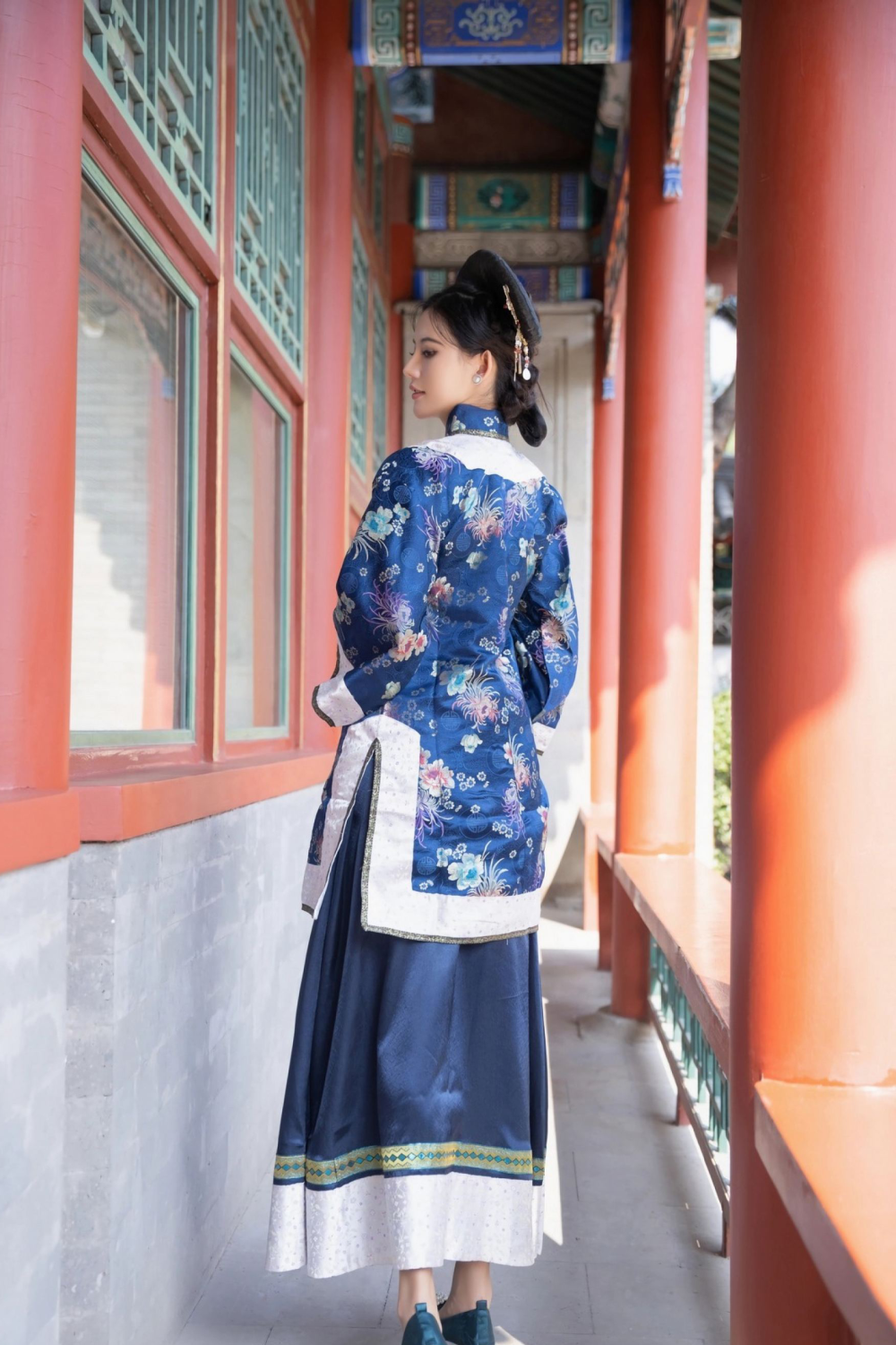 满族传统服饰的现代美