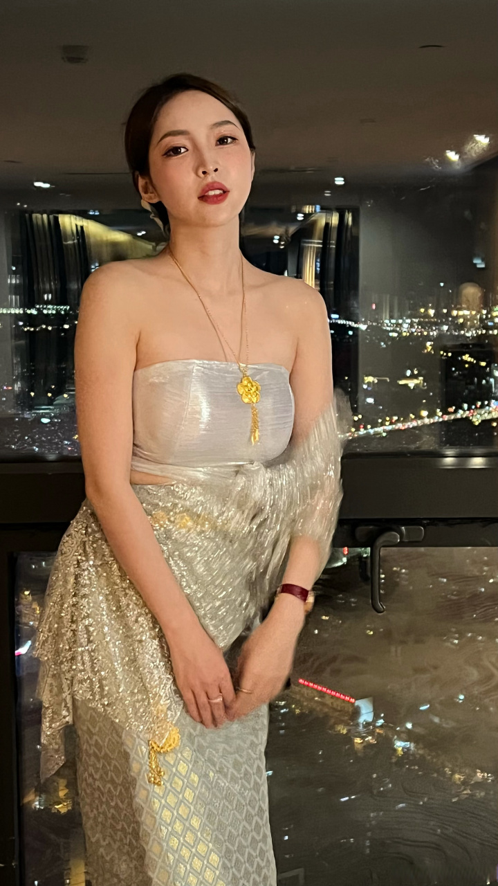 "最美台球女裁判″王钟瑶傣族抹胸裙,魔鬼身材太吸睛!