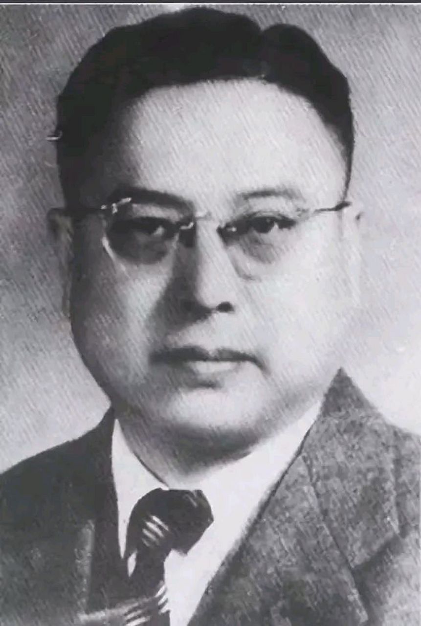1949年,黄竞武被捕,敌人见他不屈服,就把他活埋.