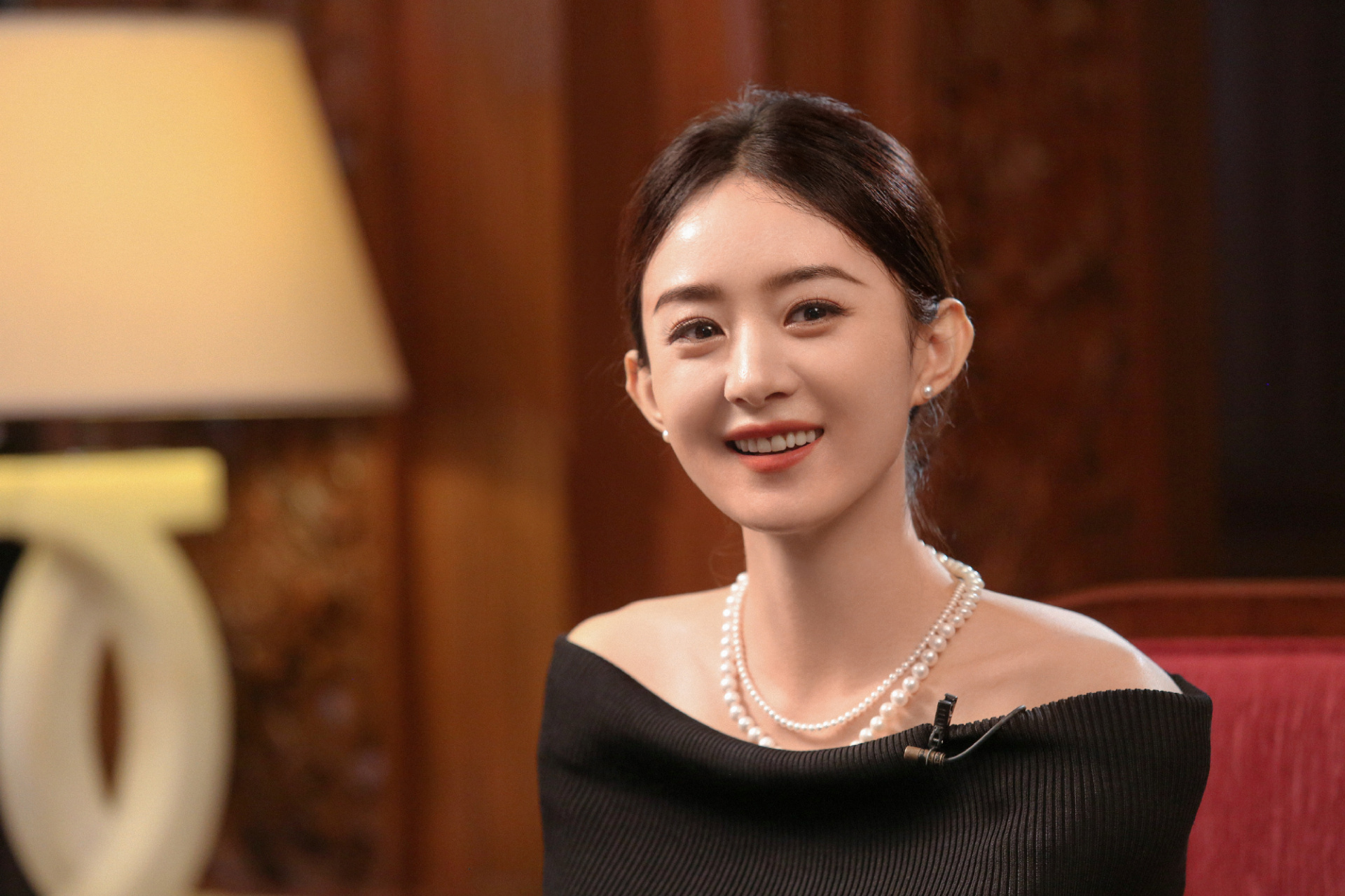 赵丽颖采访 珍珠项链配一字肩黑色上衣,温婉知性,"国泰民安"脸有了!