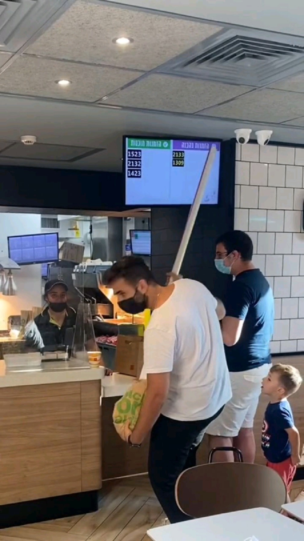 当你拿出一根巨型吸管之后看路人反应