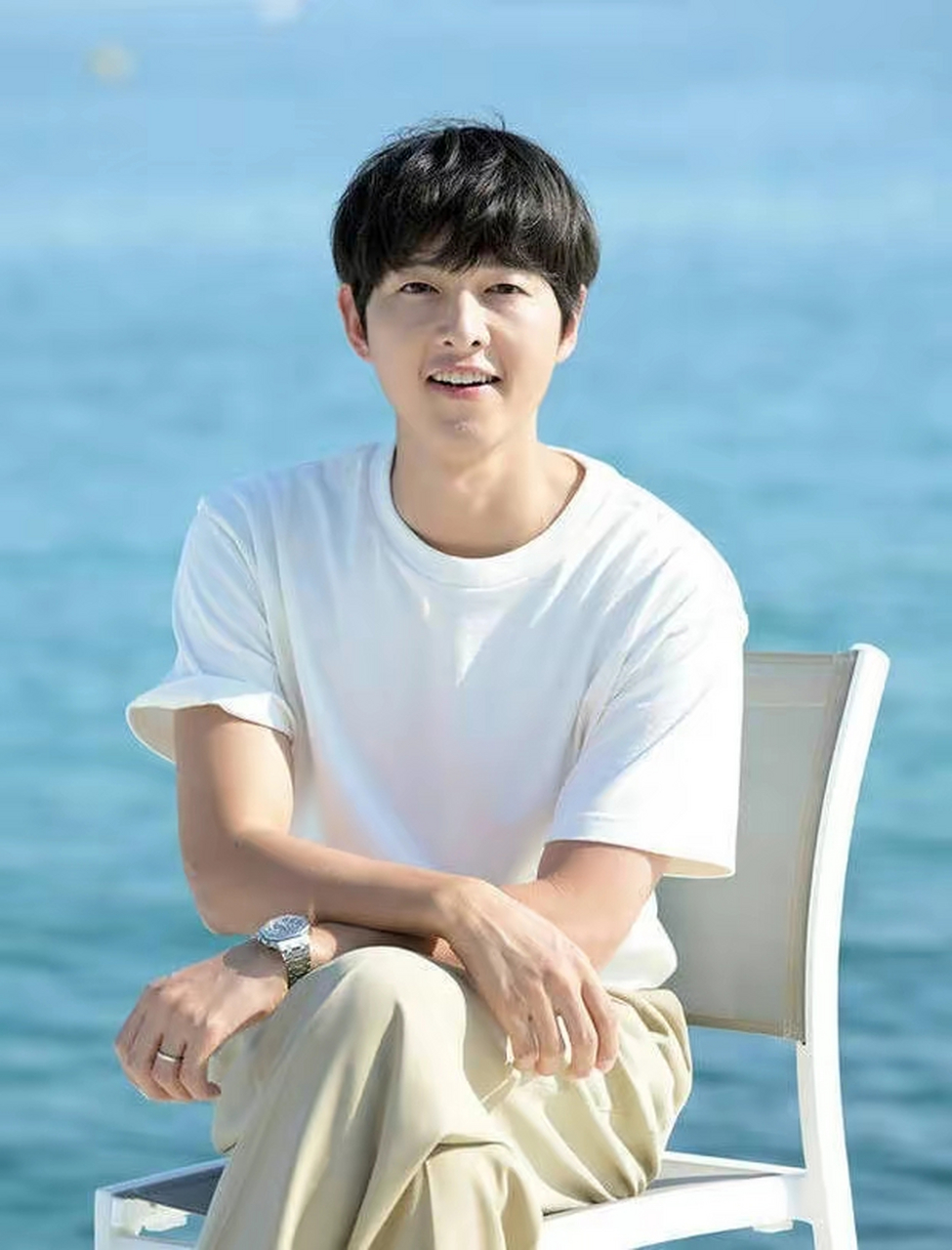 宋仲基身穿白t造型简约现身戛纳 脸部肿胀引争议 近日,出演第76届戛纳