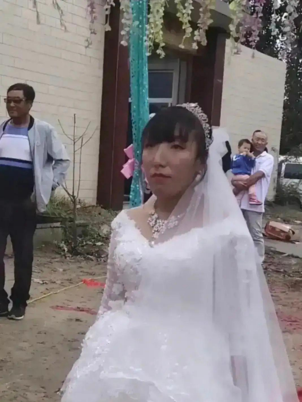 是不是得罪化妝師了,結婚大喜的日子給化妝成這樣.