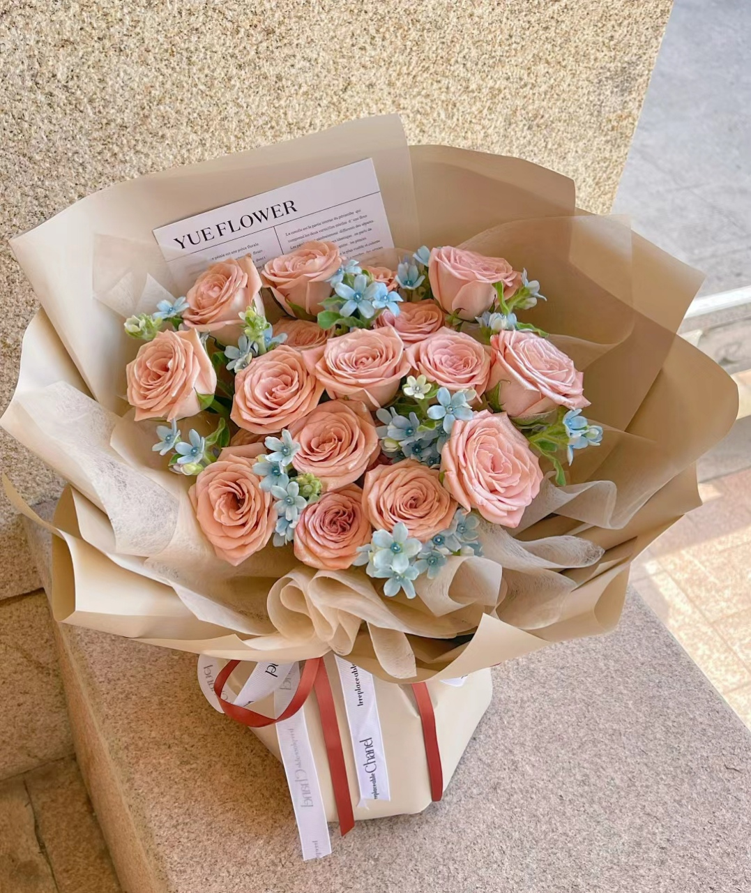 七夕花束推荐 卡布奇诺玫瑰与蓝星花的搭配 好看又很清新 卡布花语:你