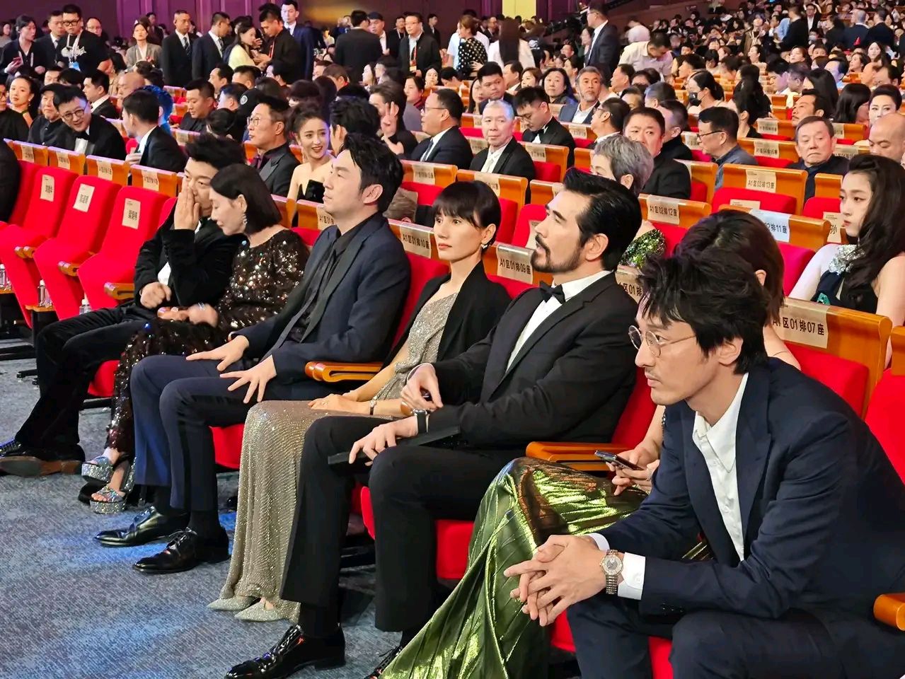 金鸡奖闭幕星光璀璨,大咖云集,邓超与闫妮热聊,冯小刚低调现身