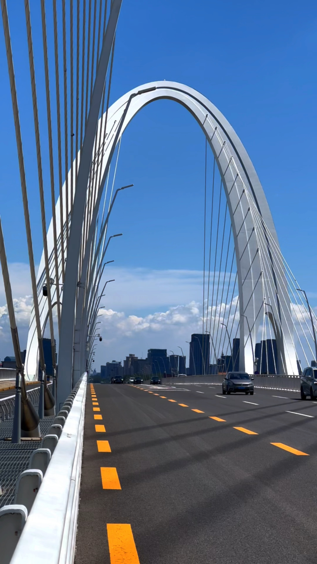 初秋北京新首钢大桥,蓝天下的雪白斜拉索桥-度小视