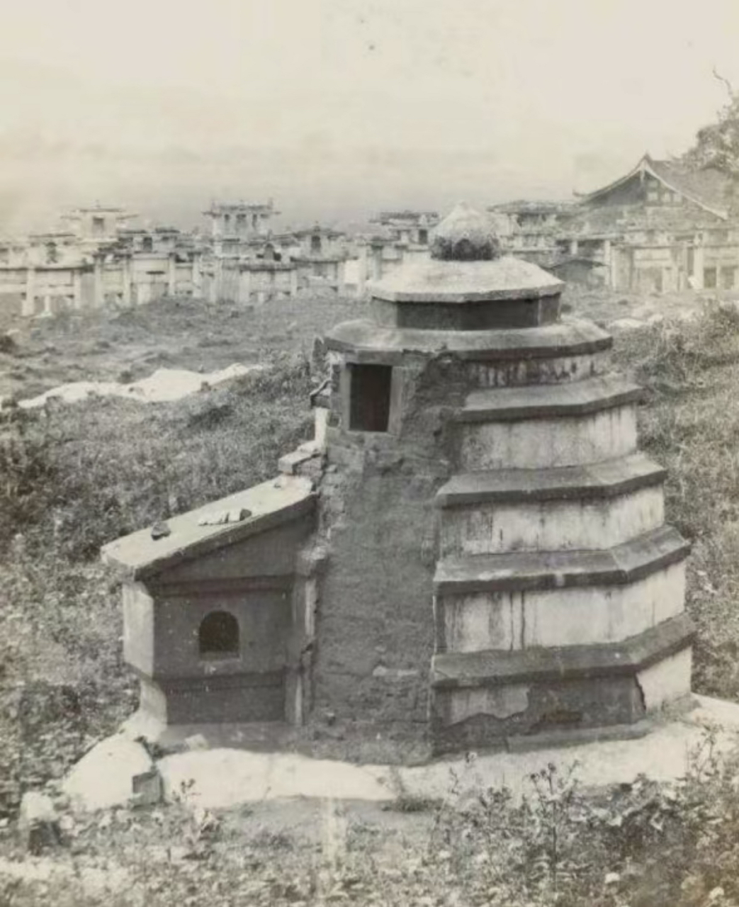 旧时代女婴的终结地−弃婴塔.  这是晚清时期,外国摄影师在中国南方