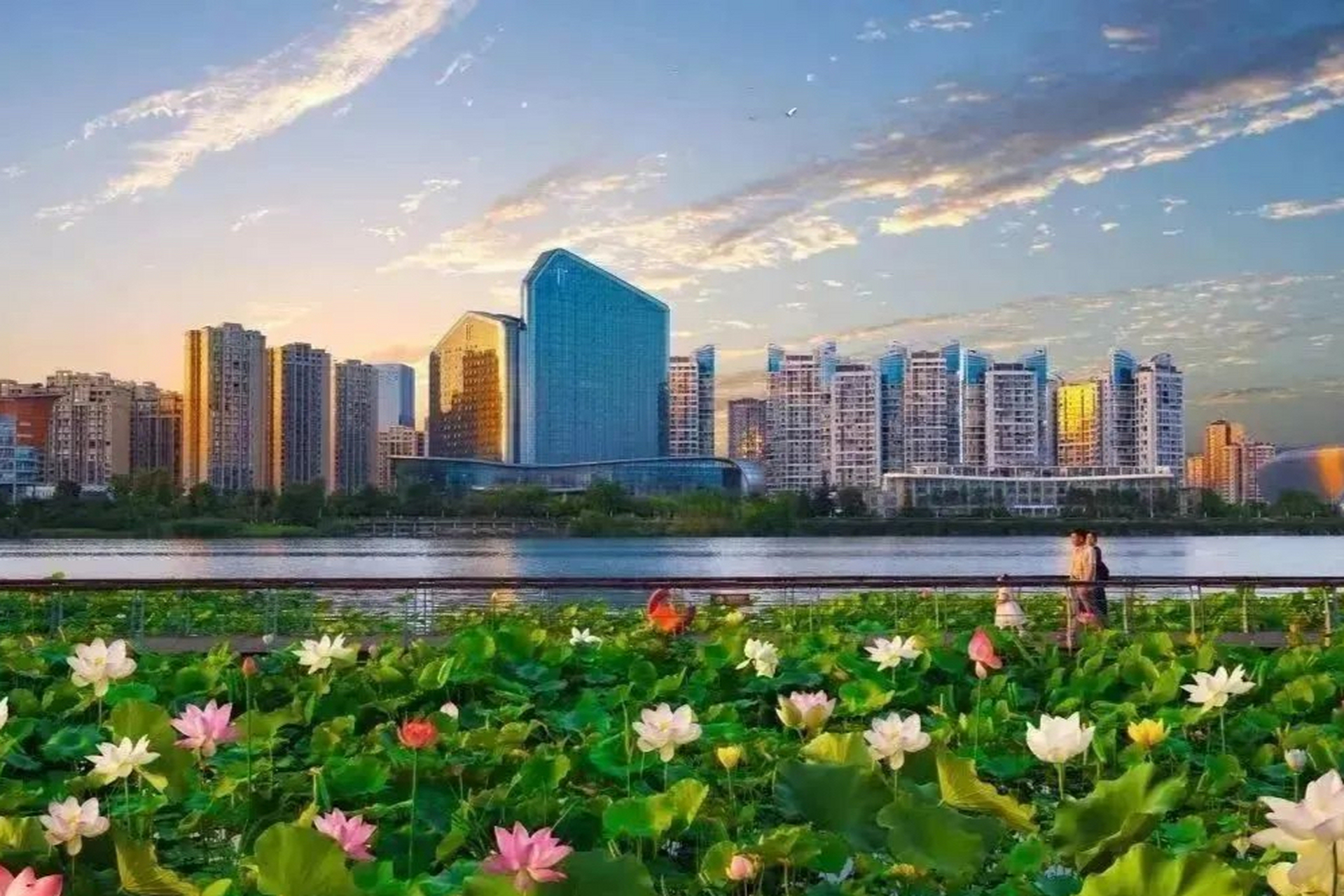 遂宁观音湖,据传说,这里是因观音菩萨在此显圣而得名,湖区总占地面积