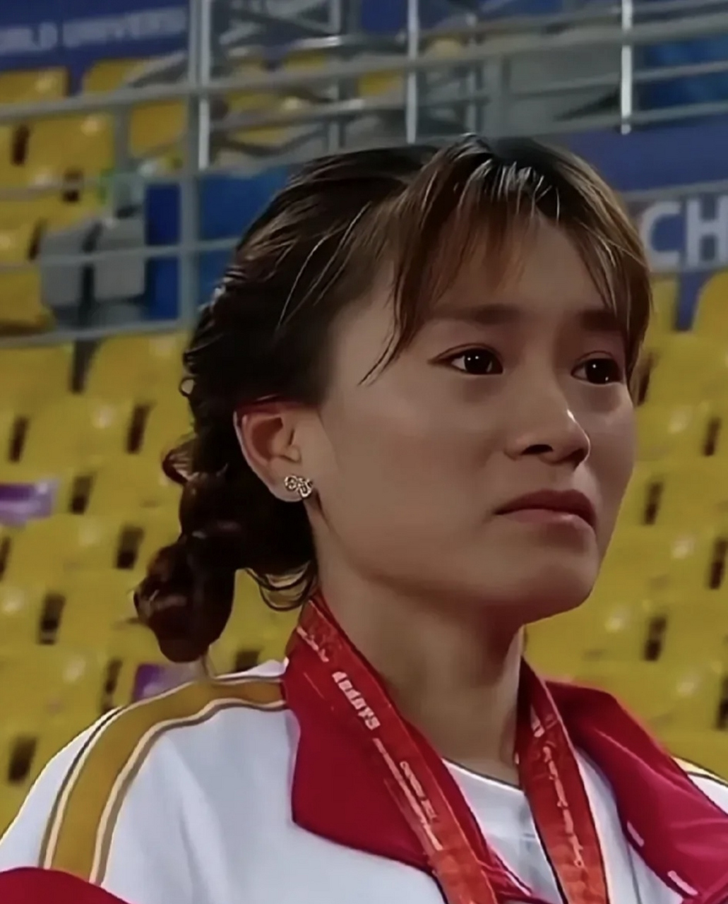 夏雨雨这个名字,在田径的赛场上荣誉属于你,10000米赛程上光辉灿烂.