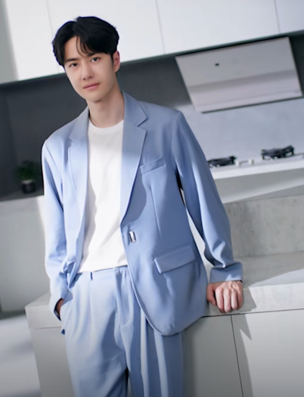 王一博接到新代言,身穿一套蓝色西装出镜干净大方,他有几个浅笑的镜头