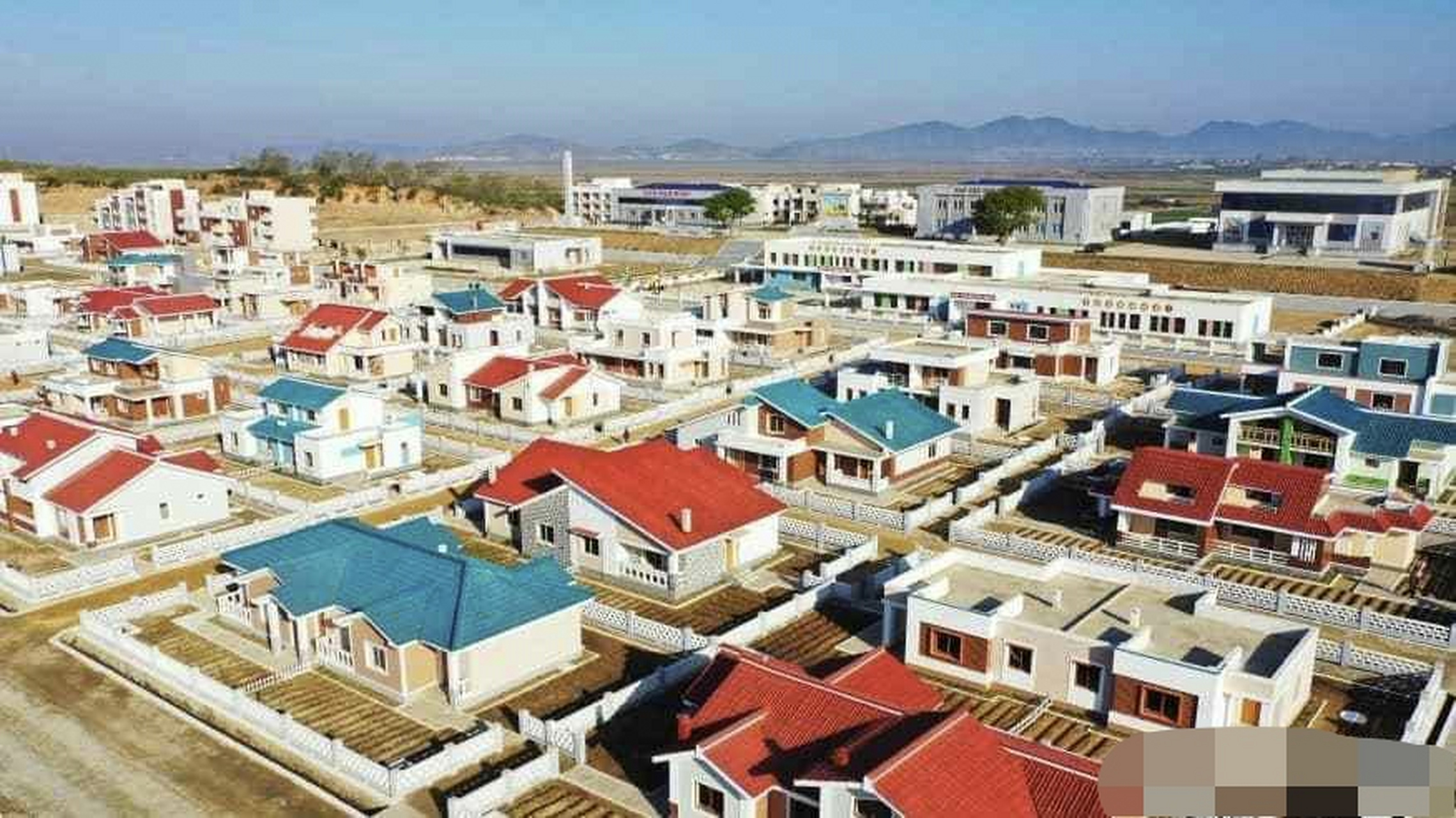 这是朝鲜分的免费房子,面子不大,但是感觉很漂亮.