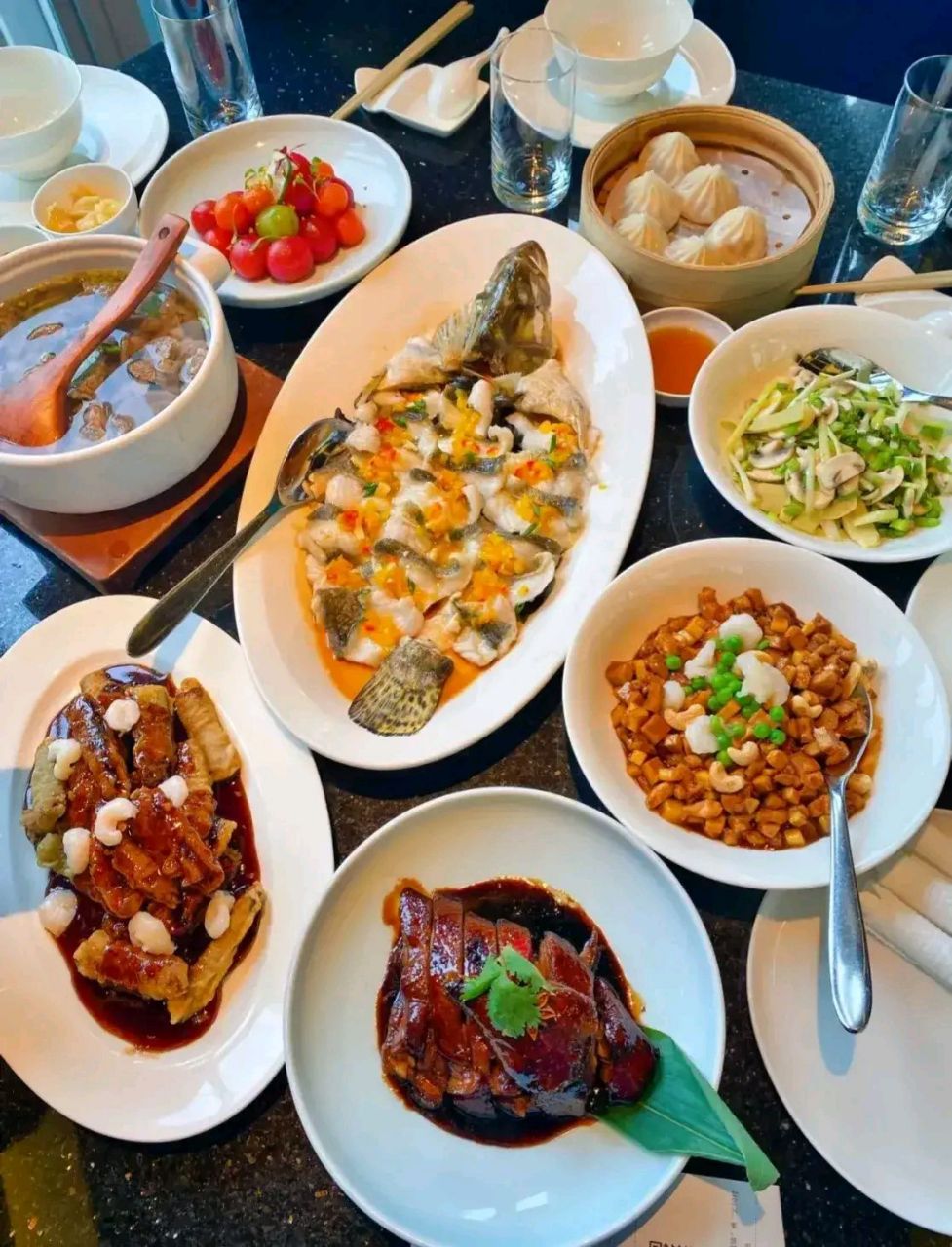 朋友请客吃饭,我就说了一句这些菜有点不下饭,清汤寡水的,结果一桌子