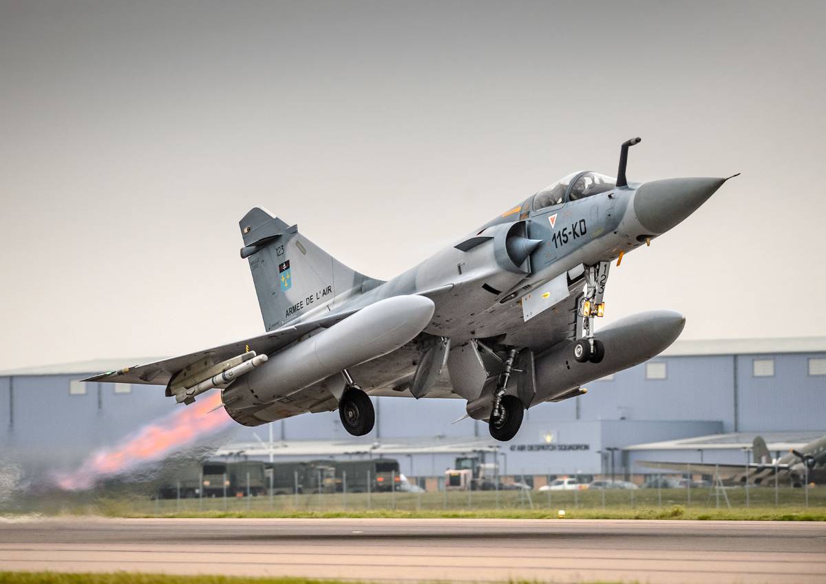 歼十系列战机跟中国湾湾的幻影2000相比谁更先进?