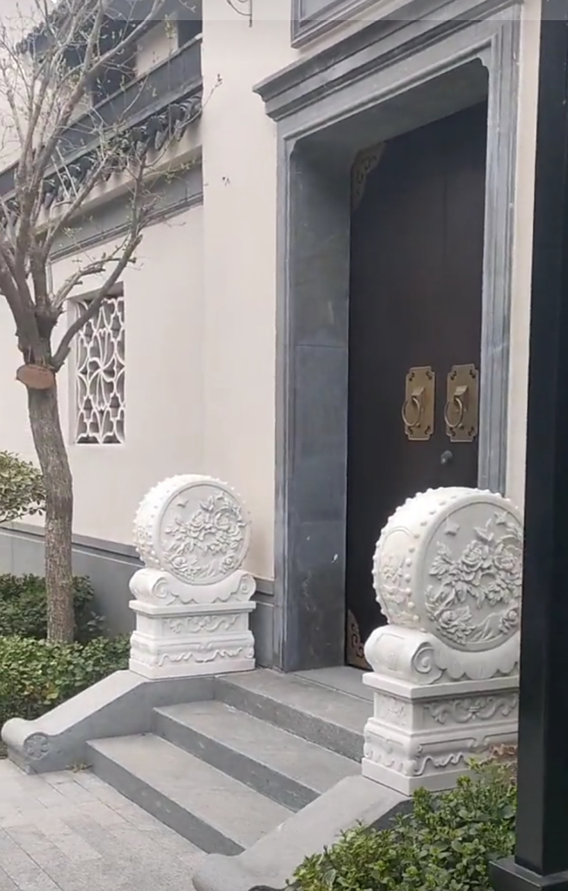 汉白玉门墩,庭院门口的颜值担当,客户摆放好后的实景图!可供鉴赏!