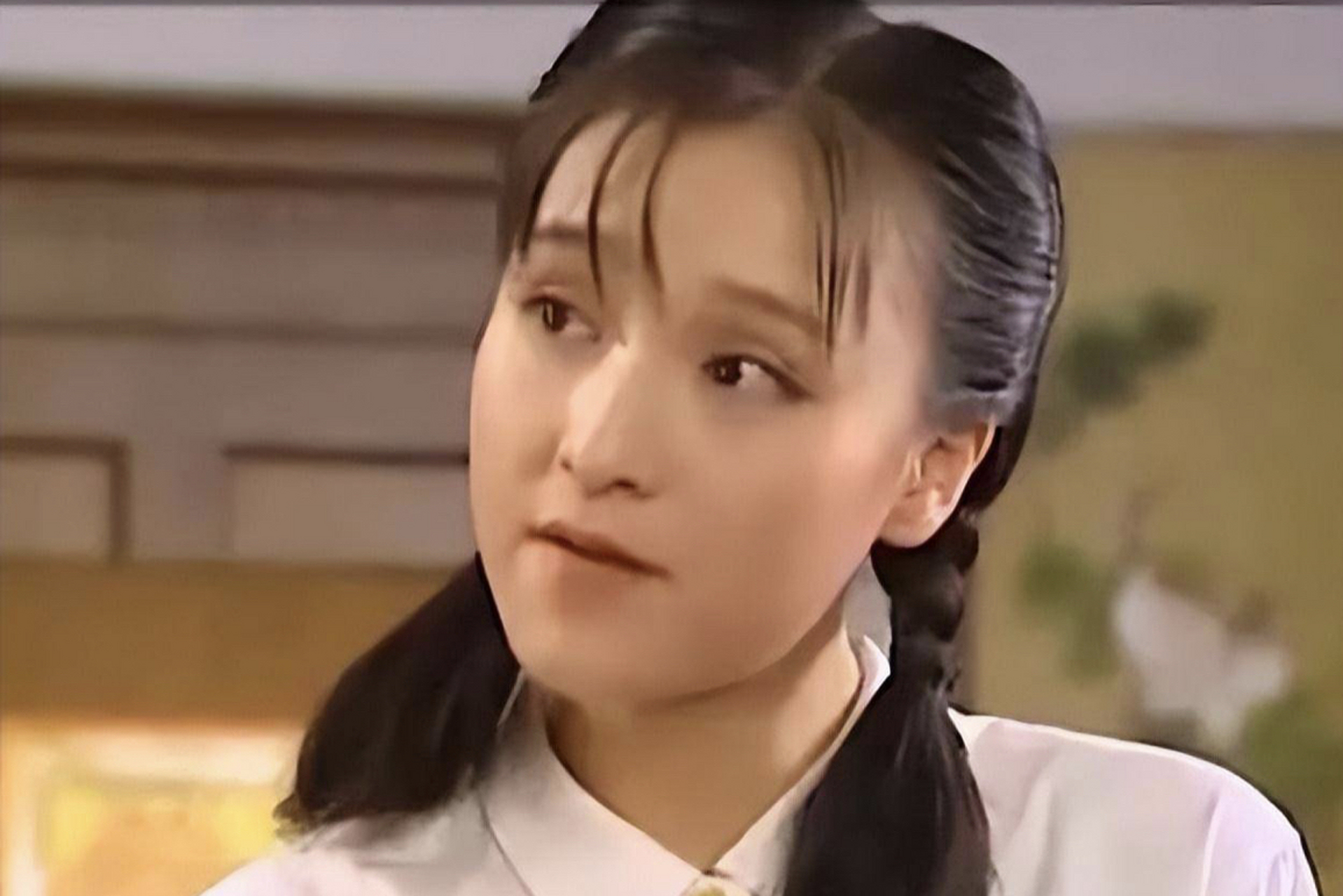 依萍天天在大上海舞厅唱歌都没事,可梦萍去一次就出事,毁了自己的