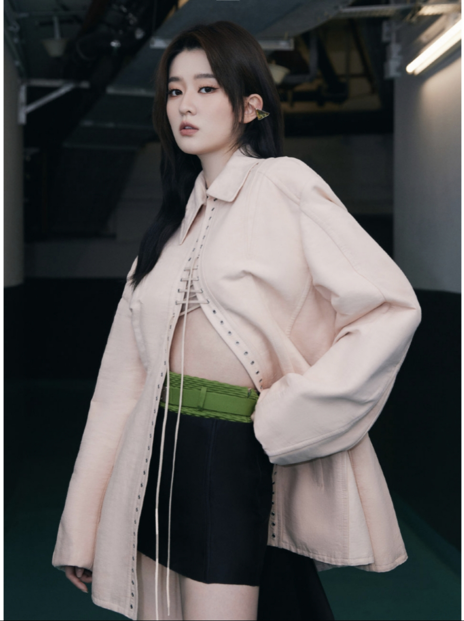 乔欣[心]长发飘飘上搭宽松杏色西装下搭黑色长裙,时髦又个性,淑女风又