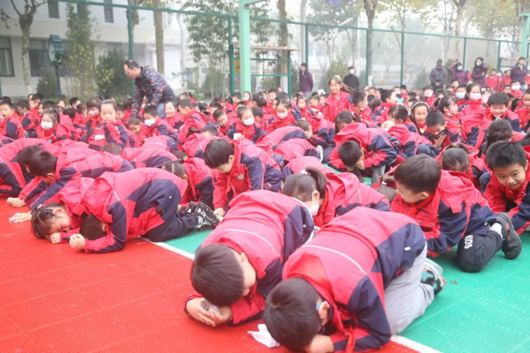 雁塔雁南小学开展消防疏散演练活动