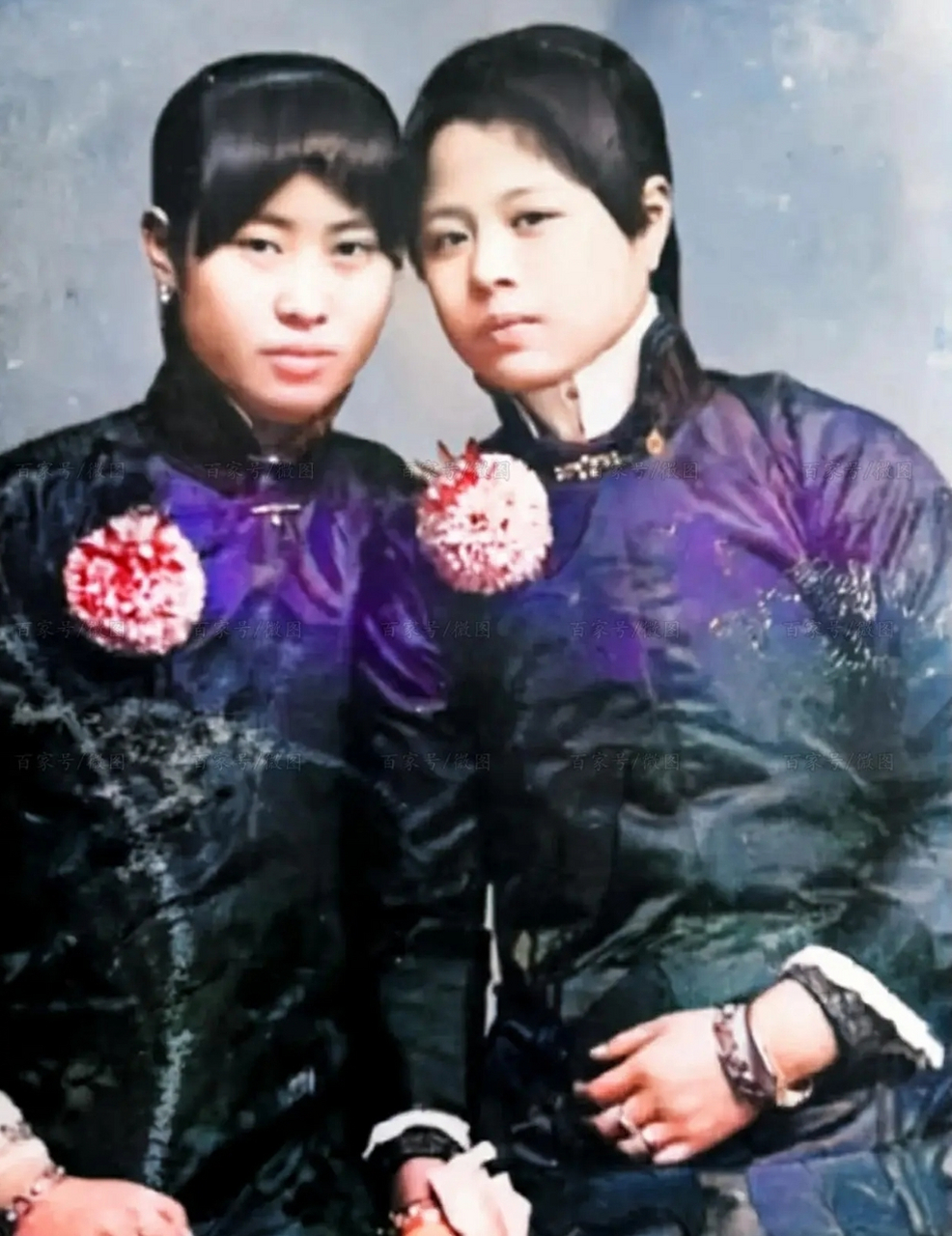 这张照片拍摄于1903年,晚清两名大户人家的女子.