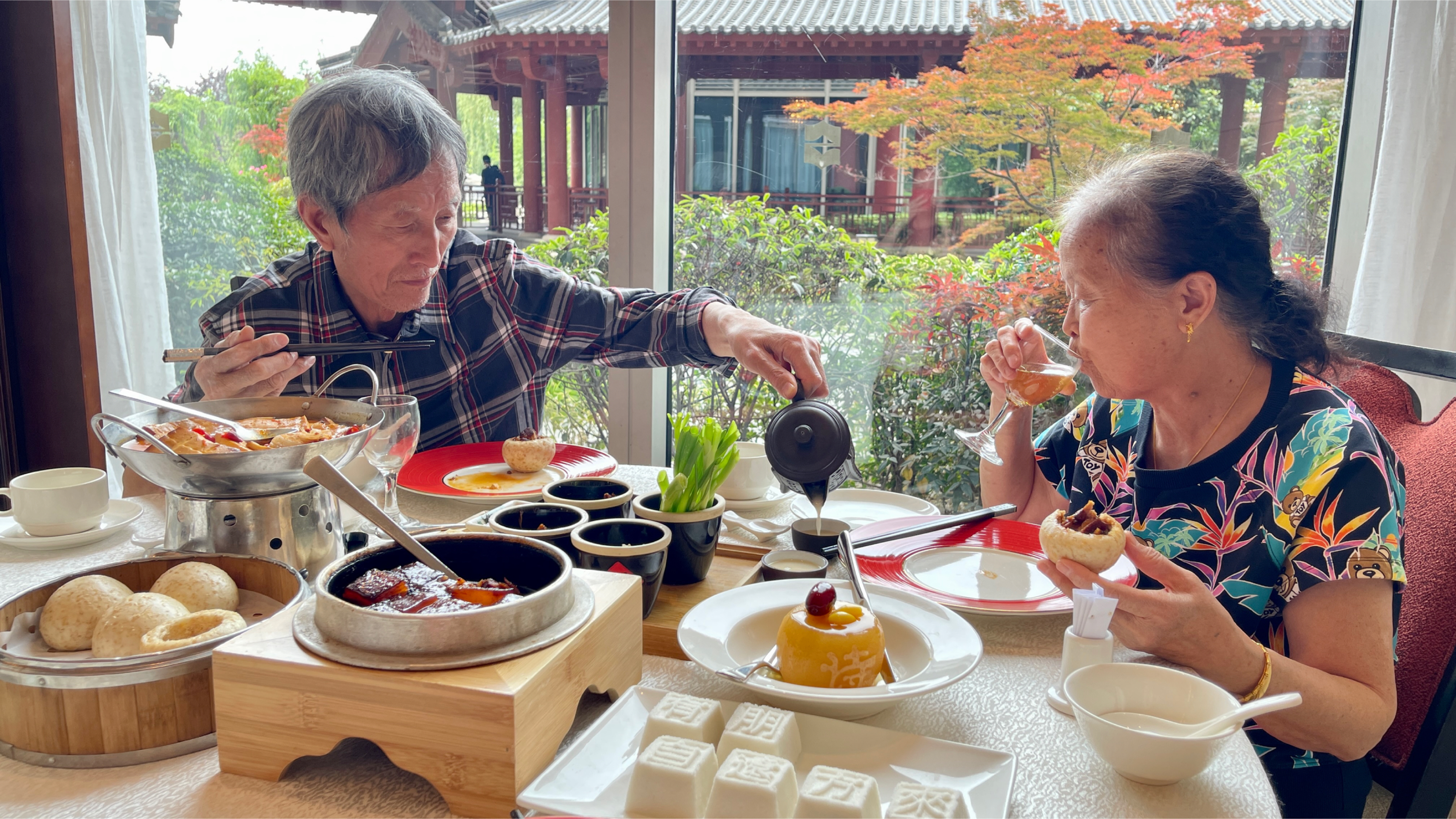 和爸妈去曲阜香格里拉酒店吃午餐,消费470元,招牌坛子肉三套汤