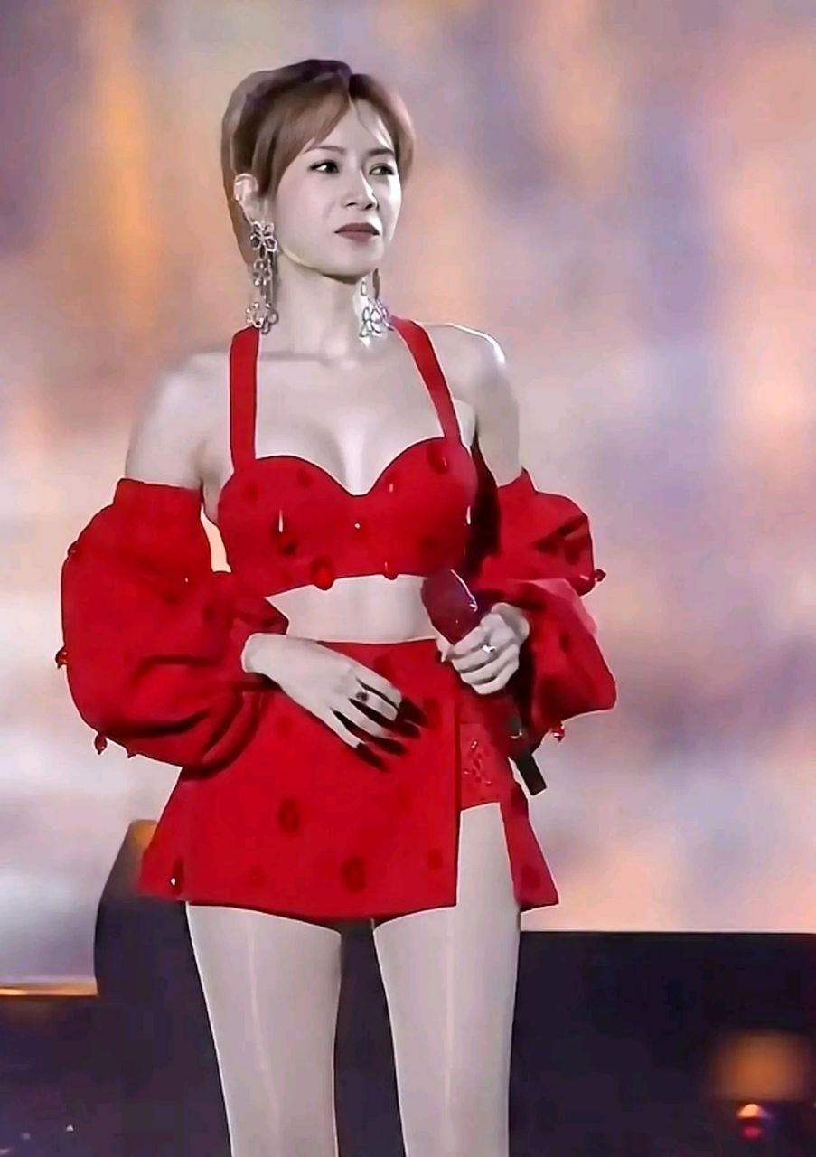 不老女神徐怀钰的身材的漂亮,风韵犹存成熟,巅峰时期她一个人养活整个