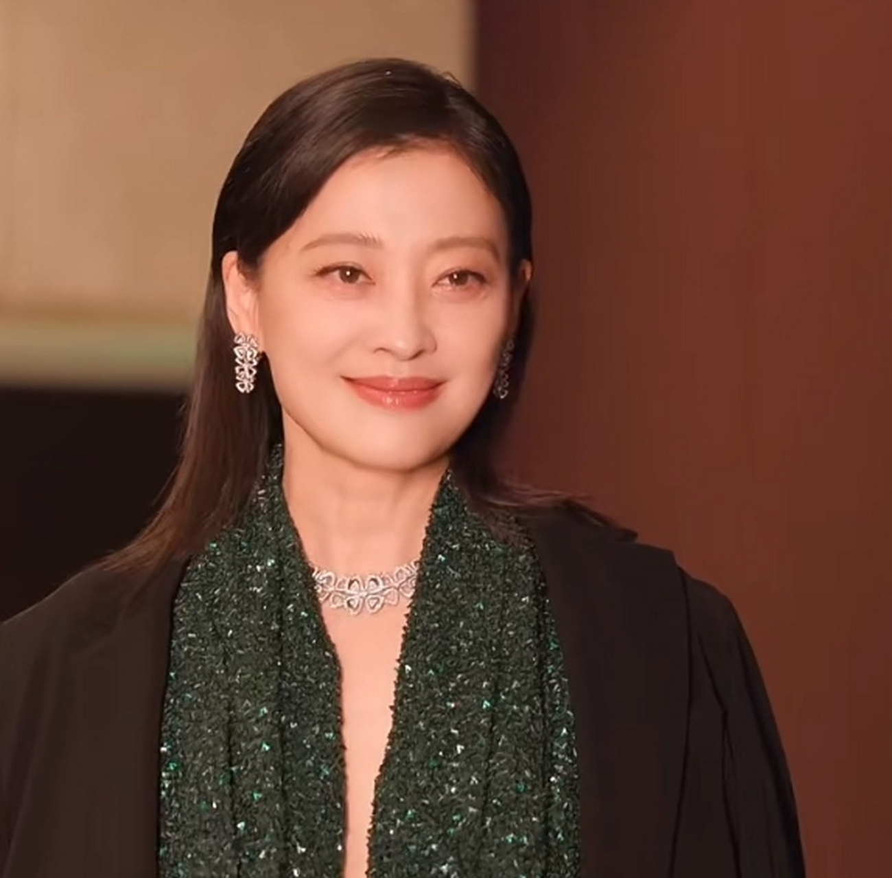 梅婷活动生图展现了中年女演员的现状,有颈纹有鱼尾纹,身形也略微发胖